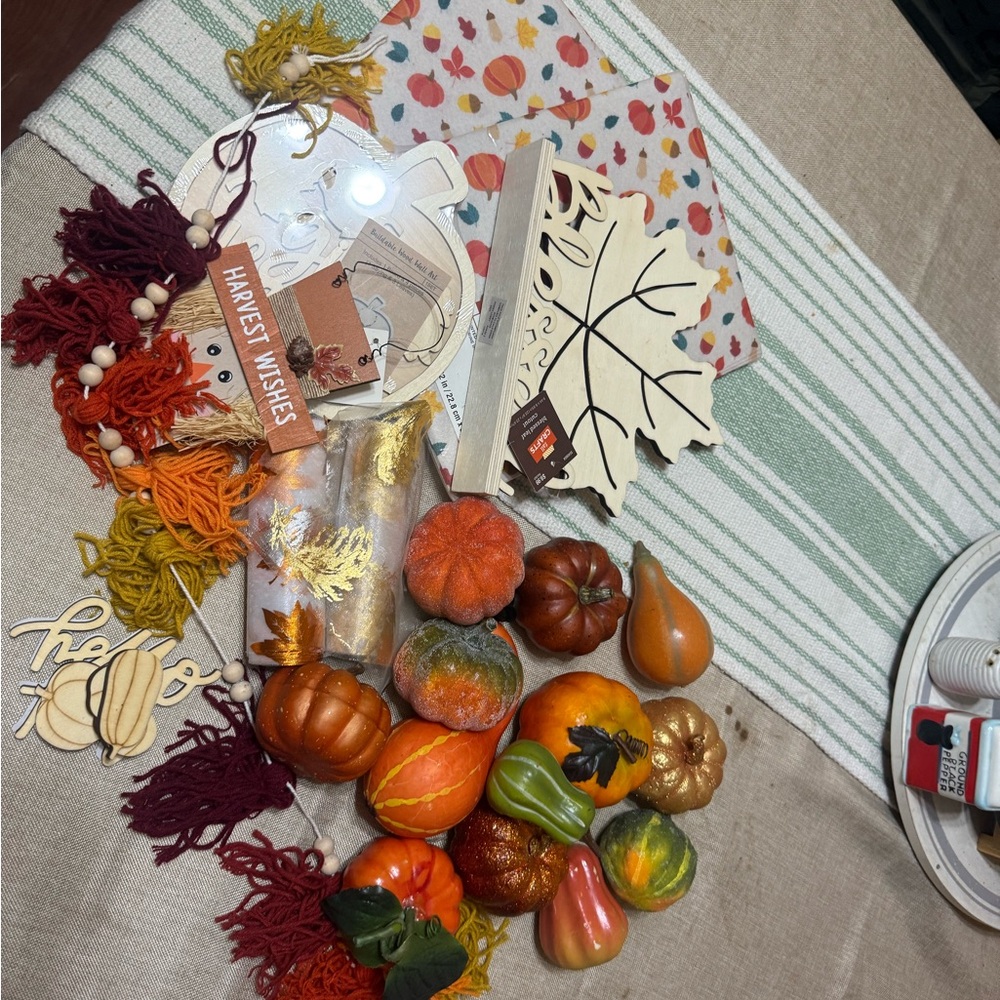 Fall decor and crafting items 24pcs 🍁